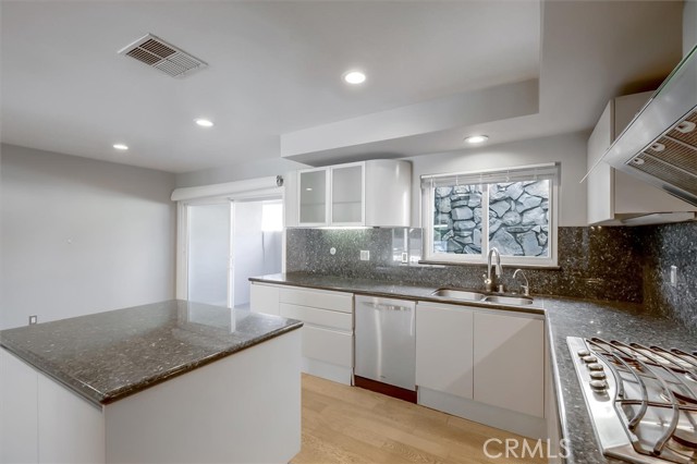 Detail Gallery Image 18 of 65 For 24216 Calvert St, Woodland Hills,  CA 91367 - 5 Beds | 3/1 Baths