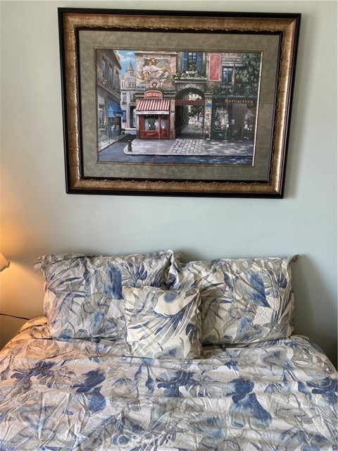 Queen size bed.