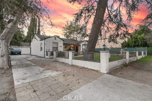 Detail Gallery Image 2 of 33 For 5229 Vantage, Valley Village,  CA 91607 - 3 Beds | 3 Baths