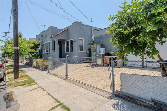 2500 Trinity Street, Los Angeles CA: https://media.crmls.org/medias/a7a844cf-459e-4d63-aab4-78d83925b602.jpg