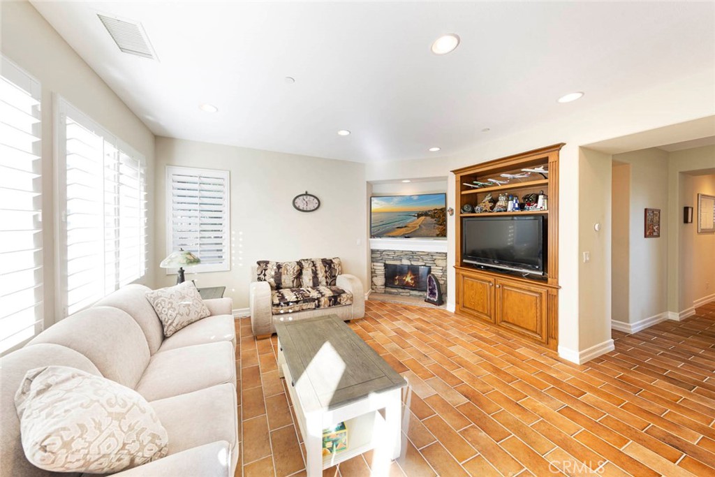 MLS #OC25172072 img 11