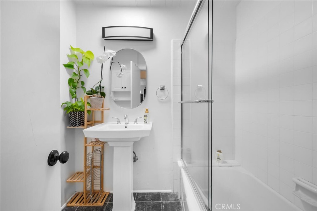https://media.crmls.org/medias/a7a96b87-0c2b-478e-bddf-1b3a24439551.jpg?preset=X-Large
