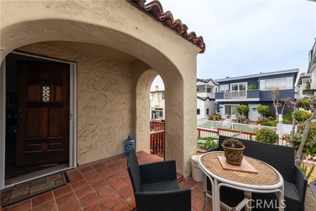 Detail Gallery Image 6 of 12 For 228 17th St, Manhattan Beach,  CA 90266 - 4 Beds | 2/2 Baths