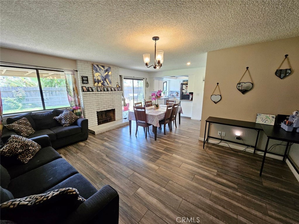 https://media.crmls.org/medias/a7aadab7-9cfd-4437-b253-3460afae7c53.jpg?preset=X-Large