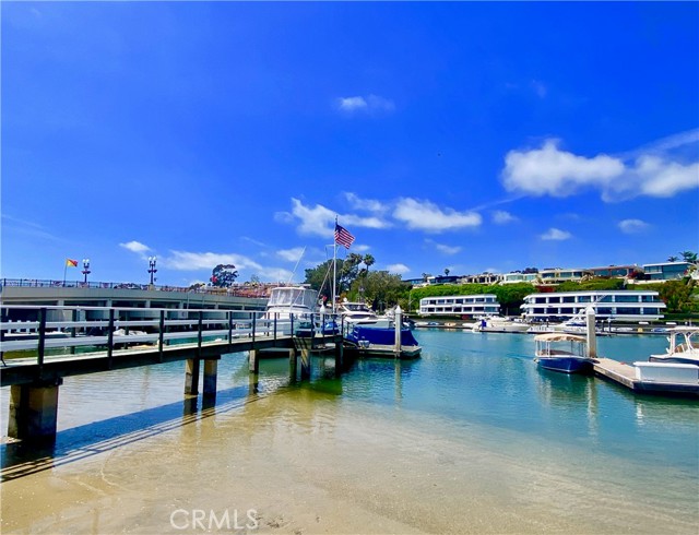 1407 N Bay Front E, Newport Beach CA: https://media.crmls.org/medias/a7abbc9f-9ede-43f9-822b-2d3976975696.jpg