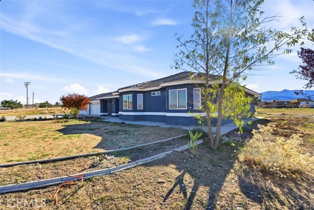 6895 Coyote Rd, Phelan CA: https://media.crmls.org/medias/a7acb01f-4f78-4b2a-8a07-6a09b1968f24.jpg