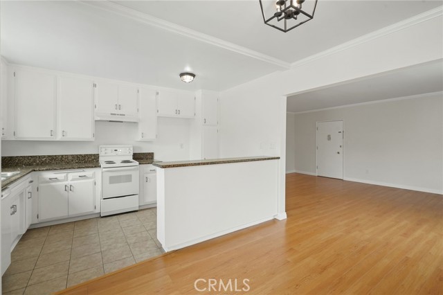 12953 Moorpark Street, Studio City CA: https://media.crmls.org/medias/a7b02e5a-c709-4f0d-967c-a956d346ca0c.jpg
