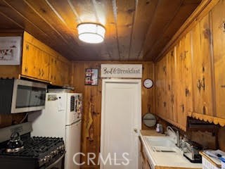 https://media.crmls.org/medias/a7b292b2-57c9-499b-b220-0a7fc1ad1641.jpg?preset=X-Large