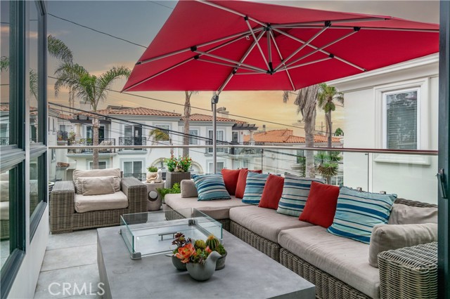 719 1st Place, Hermosa Beach CA: https://media.crmls.org/medias/a7c05373-8d60-4ecc-981c-2641e3099de5.jpg