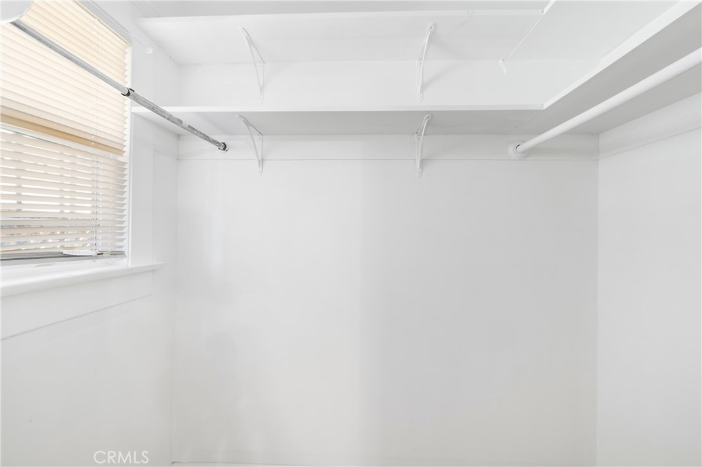 https://media.crmls.org/medias/a7c6c209-2397-40ac-8918-d7c0d4169070.jpg?preset=X-Large