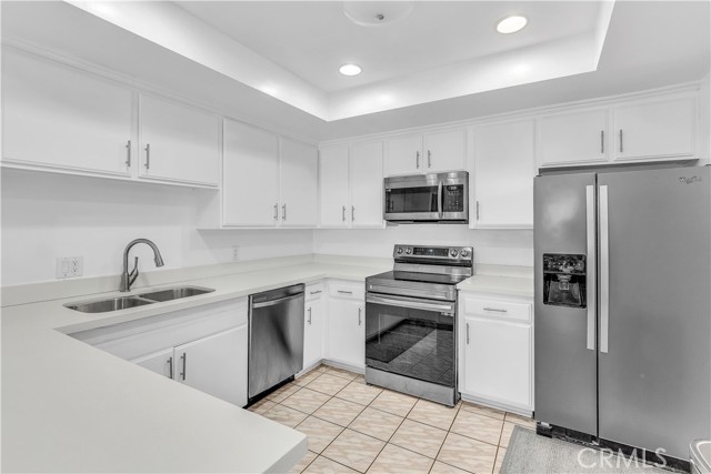 2318 Fox Hill, Los Angeles CA: https://media.crmls.org/medias/a7c78a0e-1a49-402f-8486-1261e85b7779.jpg