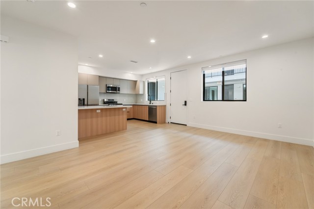 Detail Gallery Image 13 of 24 For 7510 Sepulveda Bld, Van Nuys,  CA 91405 - 3 Beds | 2 Baths