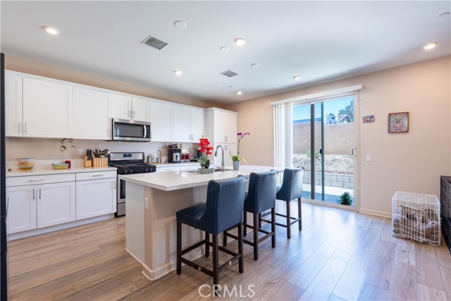 Detail Gallery Image 9 of 44 For 980 W Jasmine Way, Rialto,  CA 92376 - 4 Beds | 3 Baths