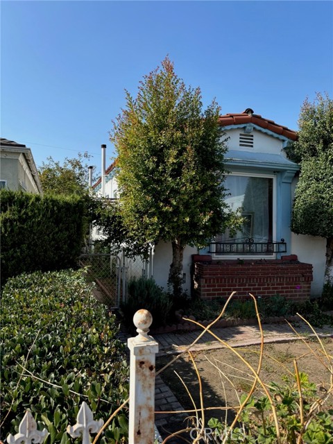 1045 N Alexandria Avenue, Los Angeles CA: https://media.crmls.org/medias/a7c9675d-8f68-44a5-aed0-38bf8662ad61.jpg