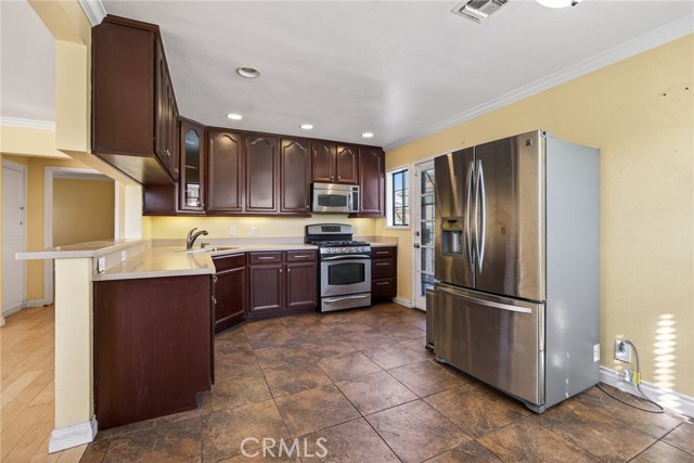 Detail Gallery Image 4 of 49 For 5021 Brayton, Long Beach,  CA 90807 - 5 Beds | 2 Baths