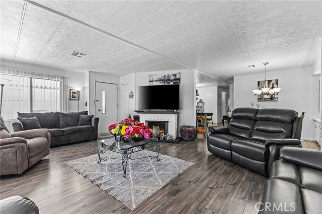 4000 Pierce Street, Riverside CA: https://media.crmls.org/medias/a7cf2cb2-930c-4029-bb0c-31043f056562.jpg