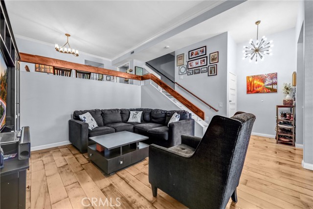 Detail Gallery Image 8 of 35 For 984 W Riverside Dr, Burbank,  CA 91506 - 3 Beds | 3 Baths