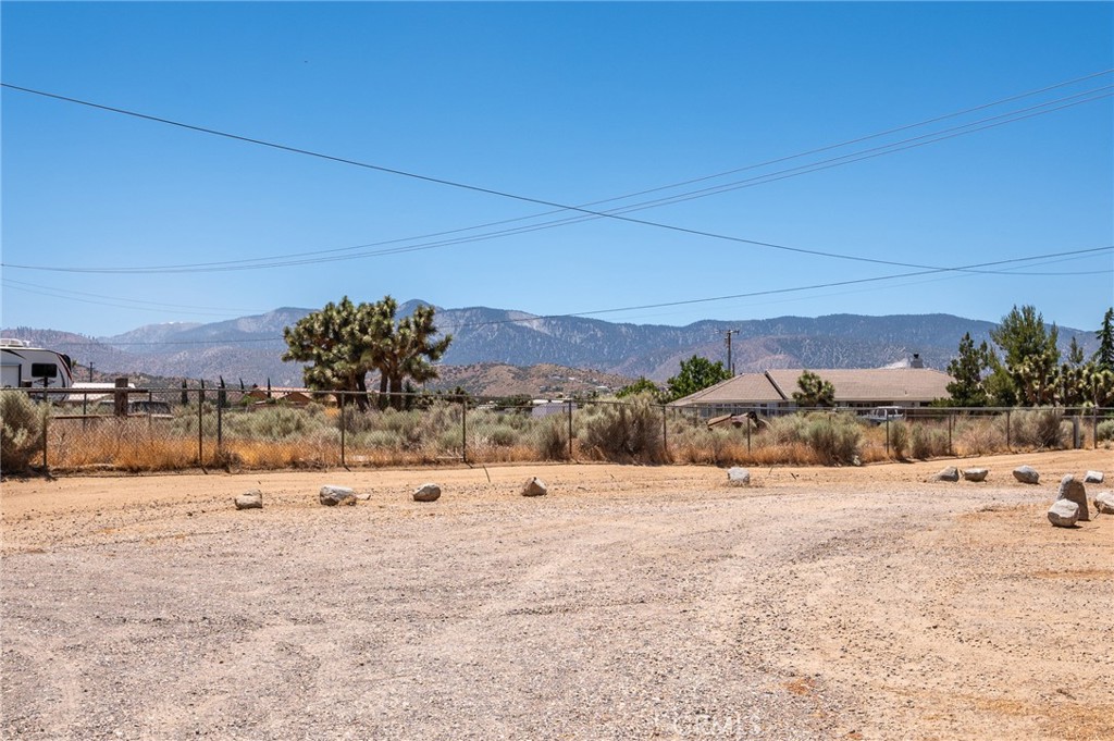 https://media.crmls.org/medias/a7da01e4-e6c9-4271-8130-fa6905095593.jpg?preset=X-Large