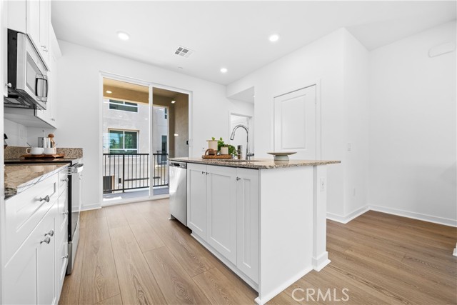 Detail Gallery Image 6 of 28 For 9423 N Sepulveda Blvd #1,  North Hills,  CA 91343 - 3 Beds | 3/1 Baths