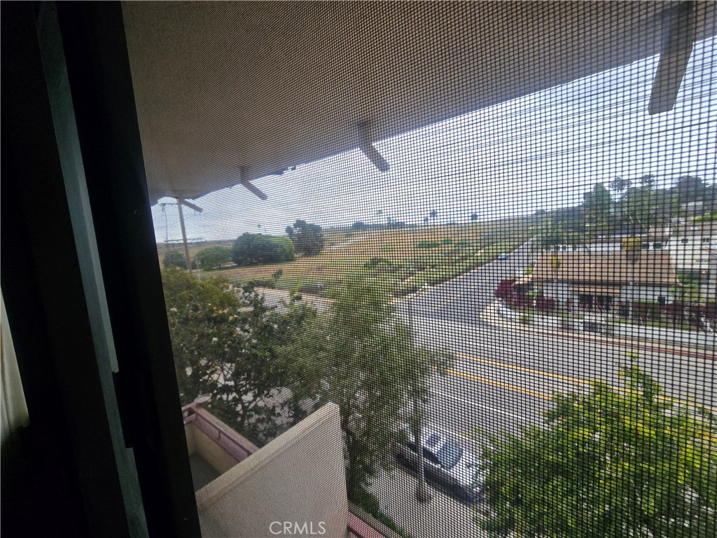 https://media.crmls.org/medias/a7df7c24-cac7-472e-814a-93a3cacffb0e.jpg?preset=X-Large