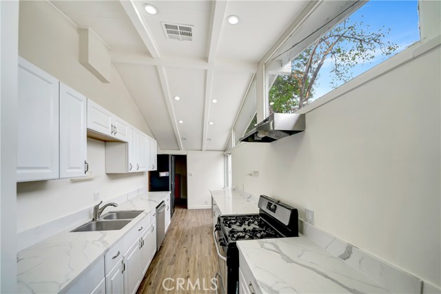 Detail Gallery Image 11 of 43 For 19706 Victory Bld, Woodland Hills,  CA 91367 - 4 Beds | 2 Baths