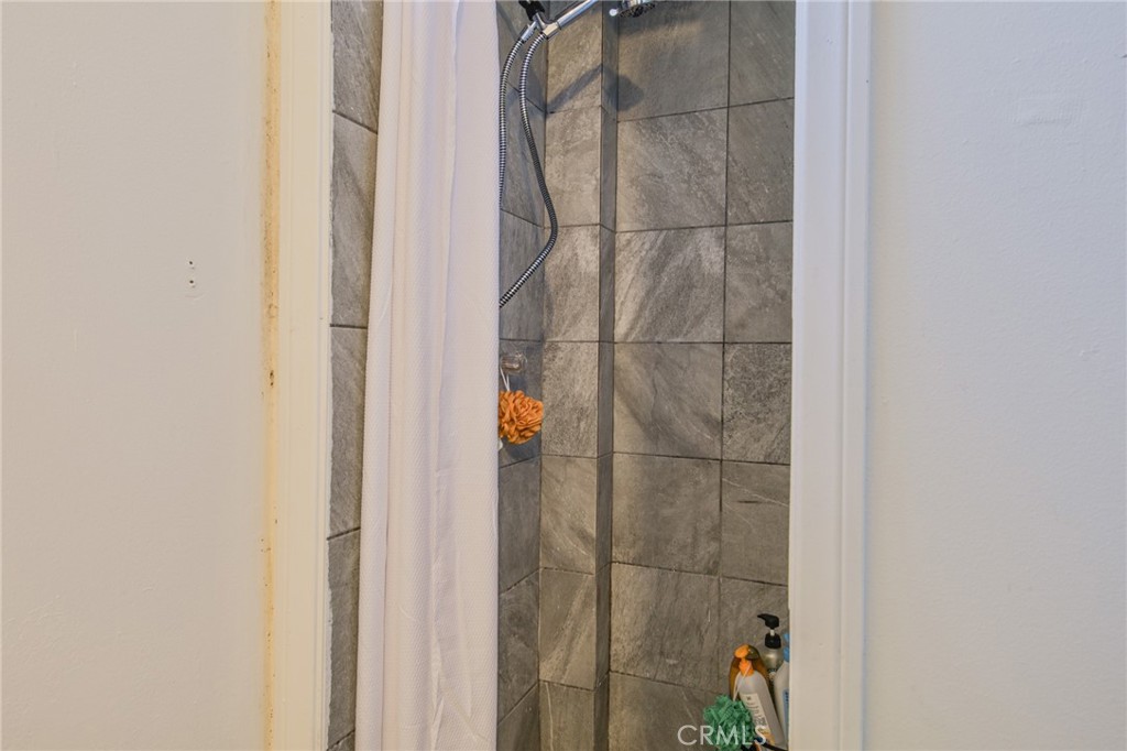 https://media.crmls.org/medias/a7e7d600-6b04-4ffe-8a74-0b357bfd4ba0.jpg?preset=X-Large