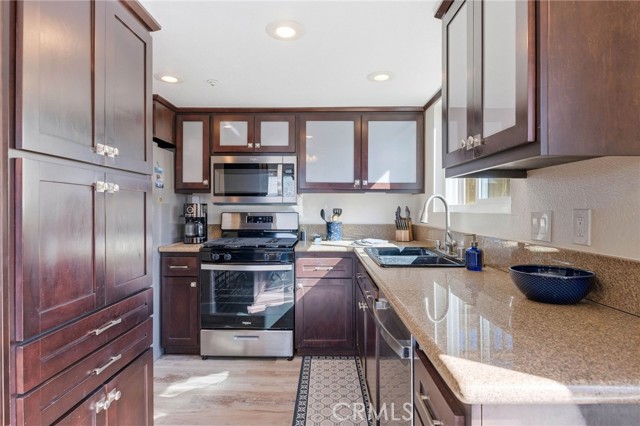 Detail Gallery Image 13 of 41 For 17601 Newland #H,  Huntington Beach,  CA 92647 - 3 Beds | 2/1 Baths