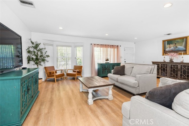 Detail Gallery Image 3 of 11 For 6608 Saint Clair Ave, North Hollywood,  CA 91606 - 4 Beds | 3 Baths