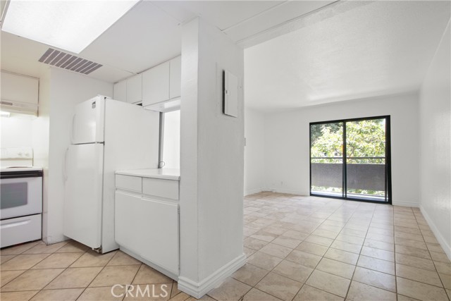 Detail Gallery Image 3 of 11 For 1450 Locust Ave #205,  Long Beach,  CA 90813 - 1 Beds | 1 Baths