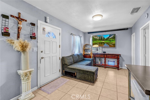 10517 Firmona Avenue, Inglewood CA: https://media.crmls.org/medias/a7e95ec1-0afe-42ec-bac2-75a5edd518c6.jpg