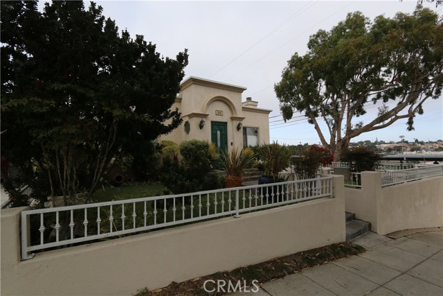 500 N Irena Avenue, Redondo Beach CA: https://media.crmls.org/medias/a7ebd011-e3ec-4d44-bf9c-24aa5a7dca95.jpg