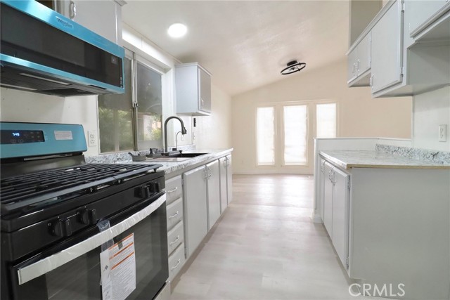 Detail Gallery Image 5 of 18 For 250 N Linden Ave #9,  Rialto,  CA 92376 - 2 Beds | 2 Baths