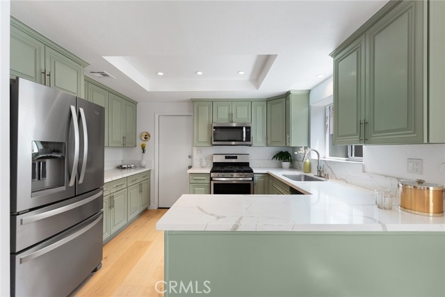 Detail Gallery Image 16 of 42 For 5607 Royer Ave, Woodland Hills,  CA 91367 - 4 Beds | 2 Baths
