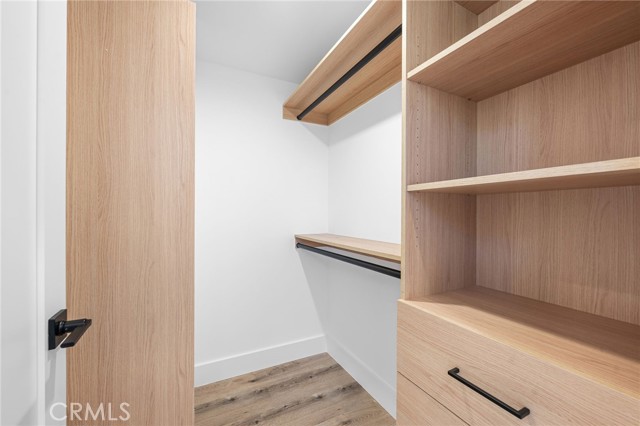 Detail Gallery Image 8 of 14 For 14525 Weddington St, Sherman Oaks,  CA 91411 - 4 Beds | 4/1 Baths