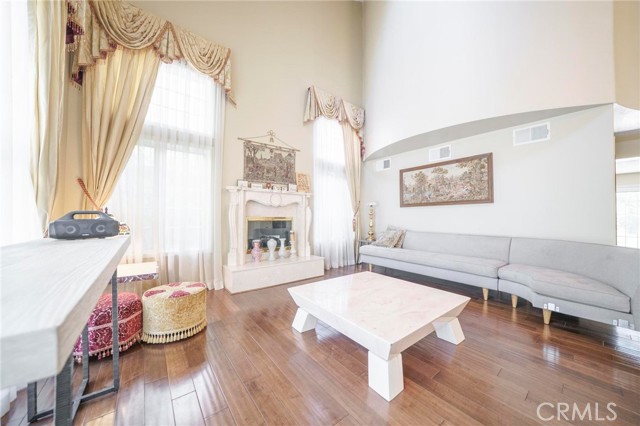 Detail Gallery Image 6 of 32 For 18741 Hillsboro Rd, Northridge,  CA 91326 - 5 Beds | 6/1 Baths