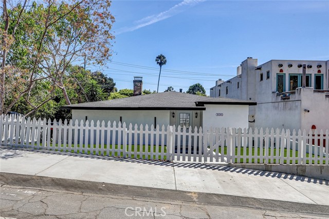 Detail Gallery Image 9 of 38 For 3010 Laurel Ave, Manhattan Beach,  CA 90266 - 4 Beds | 2 Baths