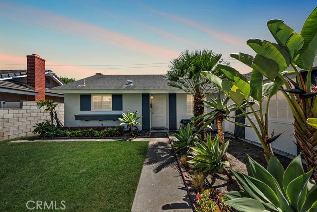 5852 Raphael Drive, Huntington Beach CA: https://media.crmls.org/medias/a8007e92-2da2-49a5-959e-c39d4f78c893.jpg