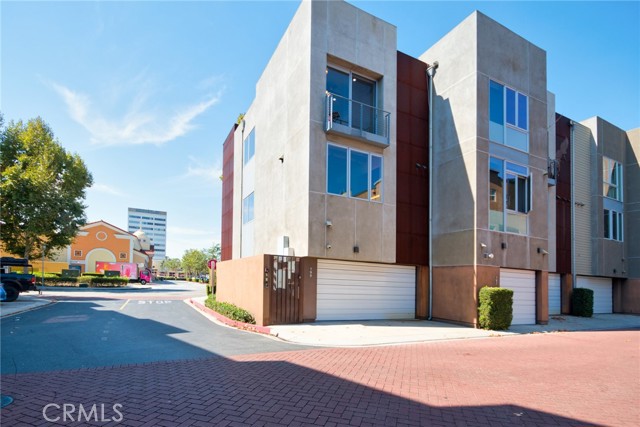 Detail Gallery Image 2 of 25 For 199 City Place Dr, Santa Ana,  CA 92705 - 2 Beds | 2/1 Baths