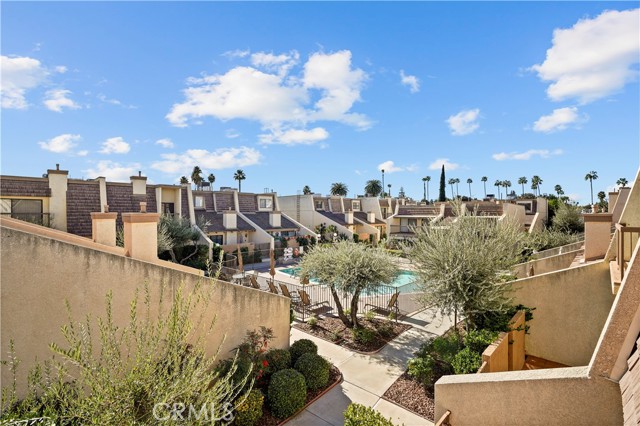 Detail Gallery Image 15 of 28 For 18409 Collins Street #D,  Tarzana,  CA 91356 - 2 Beds | 2/1 Baths