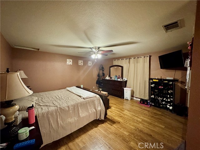 Detail Gallery Image 5 of 9 For 10656 10th Ave, Hesperia,  CA 92345 - 4 Beds | 2 Baths