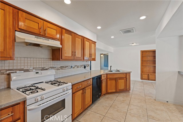 Detail Gallery Image 9 of 45 For 23859 South Rd, Apple Valley,  CA 92307 - 4 Beds | 2 Baths