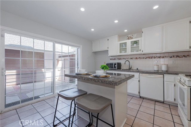 Detail Gallery Image 13 of 26 For 218 Monroe #111,  Irvine,  CA 92620 - 2 Beds | 2/1 Baths