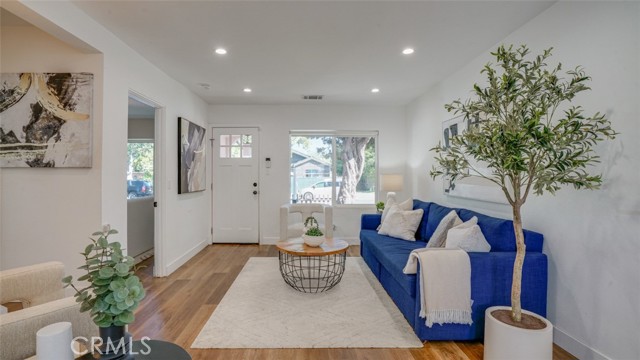 231 W Cedar Avenue, Burbank CA: https://media.crmls.org/medias/a807c2b8-5432-471c-be27-3b55c74a907b.jpg