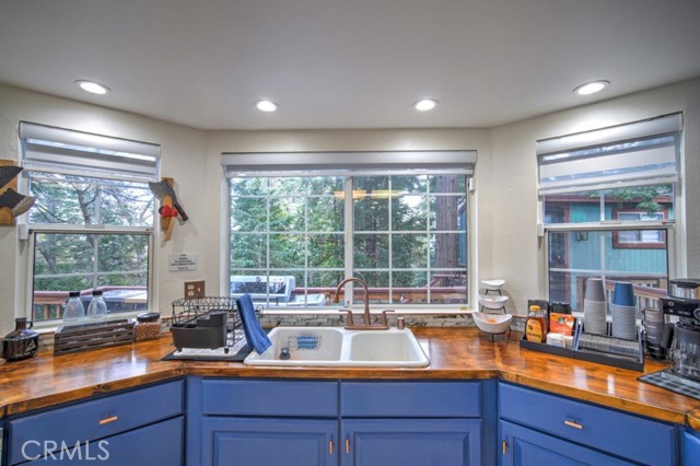 582 Rose Lane, Twin Peaks CA: https://media.crmls.org/medias/a808535a-bd6d-41d1-b4ee-2995519c157e.jpg