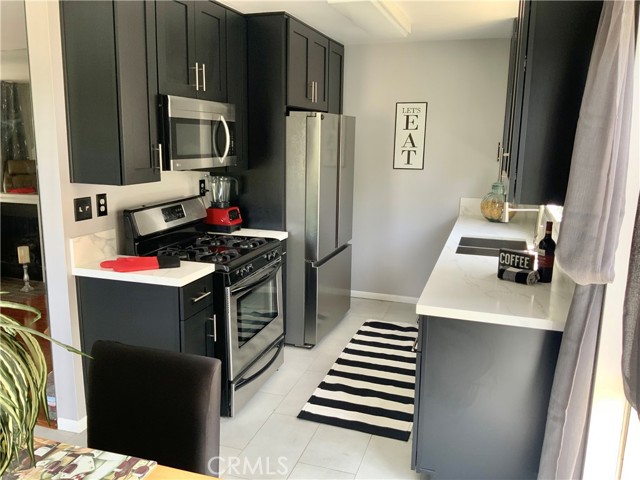 Detail Gallery Image 8 of 45 For 9917 Independence Ave #C,  Chatsworth,  CA 91311 - 2 Beds | 2 Baths