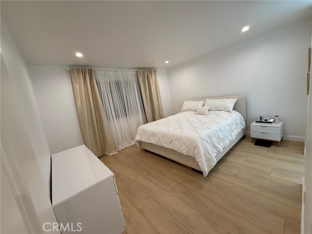 Detail Gallery Image 22 of 27 For 22139 Burbank, Woodland Hills,  CA 91367 - 2 Beds | 2 Baths