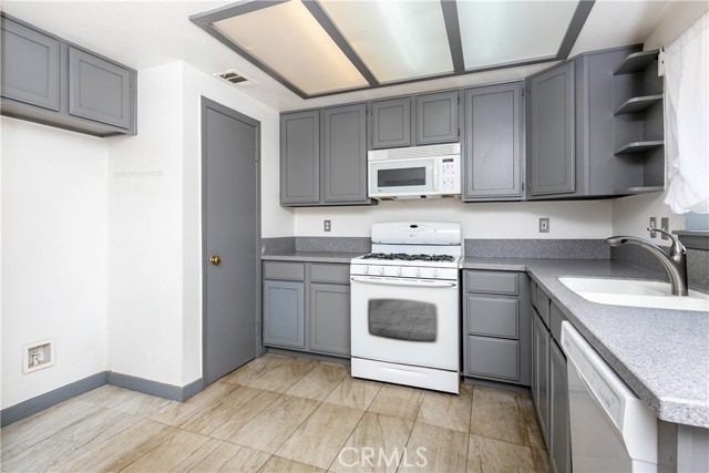 Detail Gallery Image 9 of 34 For 10416 Peach Ave, California City,  CA 93505 - 3 Beds | 2 Baths