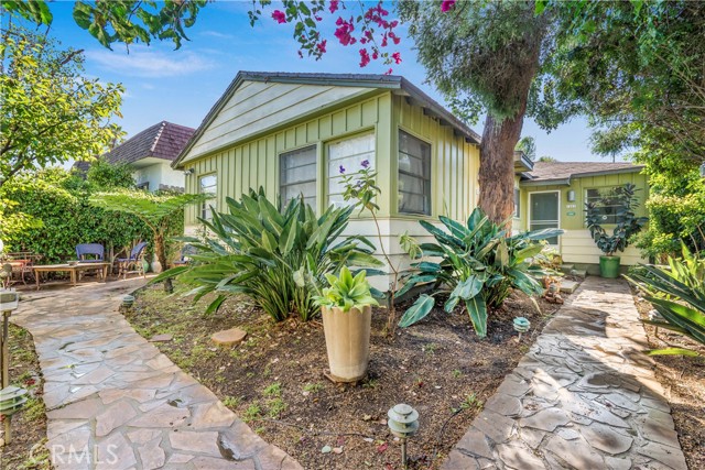 This Mid-Century duplex is situated in an A+ location of Venice! 1805–1807 Shell Ave is just a few blocks away from the iconic Abbot Kinney Boulevard, a known destination for top-chef eateries, local artists, and many boutique shops to enjoy.
This private oasis is beautifully landscaped, has mature trees, birds-of-paradise, concrete pavers, and several private seating areas. 1805 Shell offers two bedrooms and two baths with French Doors opening out to a spacious patio. 1807 Shell is a one bedroom, one bath with its own outdoor seating area. Both units are a blend of open interiors with kitchen bay windows and hardwood floors. This property is well built with a craftsman's sense of design coming to mind when taking in the period architecture or walking the shared pathways beneath the mature trees and lush landscape.
The detached two-car garage is a great opportunity for a possible ADU conversion - offering maximum upside to owner-occupants, investors, and developers alike.