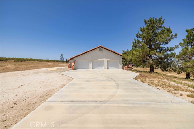 Detail Gallery Image 3 of 43 For 9532 Crest Rd, California City,  CA 93505 - 5 Beds | 3/1 Baths