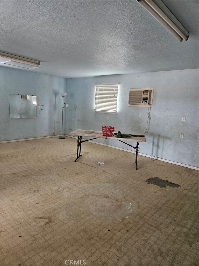 https://media.crmls.org/medias/a8135e49-f477-4216-b0c8-57439eabe3fc.jpg?preset=X-Large